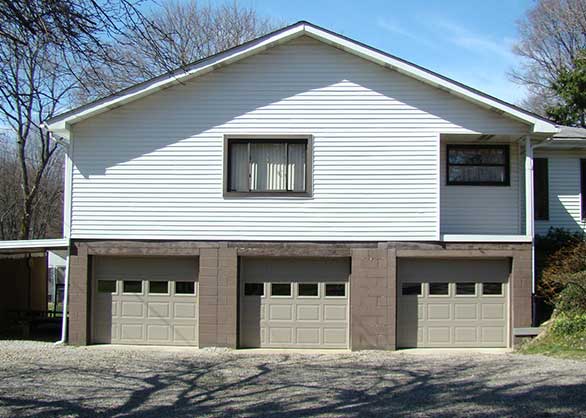House with three garages